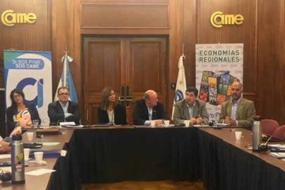 Gerardo Díaz Beltrán junto a representantes de pymes de agroalimentos y bebidas de todo el país
